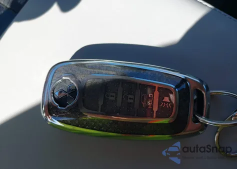 2025 Mitsubishi Outlander Se 2.5 2Wd z USA, uszkodzony, nr VIN JA4J3VA87SZ051582